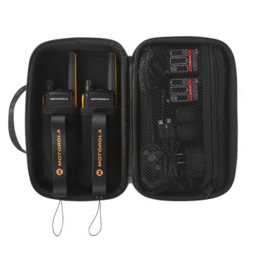 A Motorola Talkabout T82 Extreme walkie talkie pár