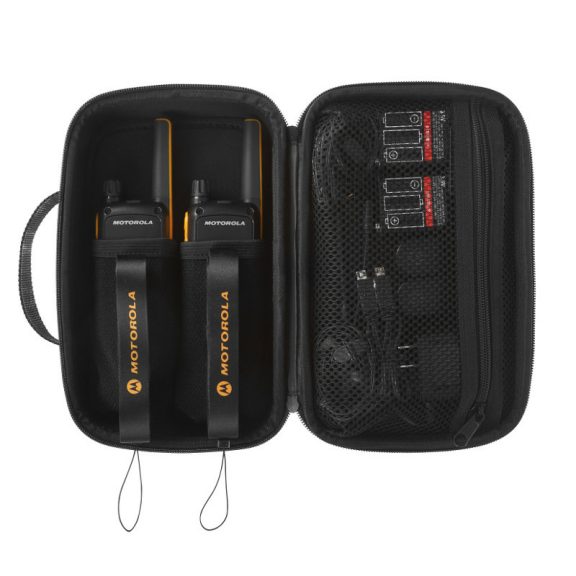 A Motorola Talkabout T82 Extreme walkie talkie pár